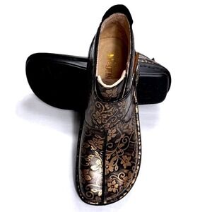 NWOB Alegria CAT-7619 Women Bronze Floral Embossed Leather Ankle Boots SZ 42